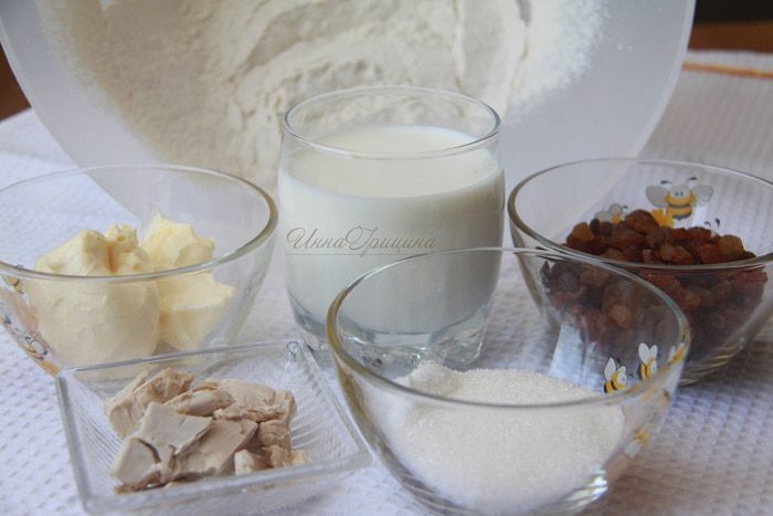 Хлебный завиток с корицей и изюмом