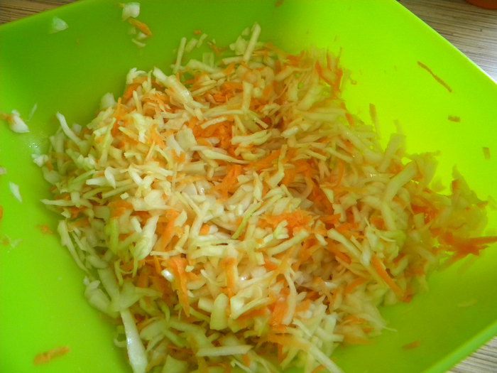 Масляный пирог с маринованной капустой