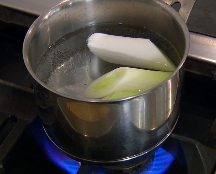 Весенний салат с молодой свеклой, орехами и малиной