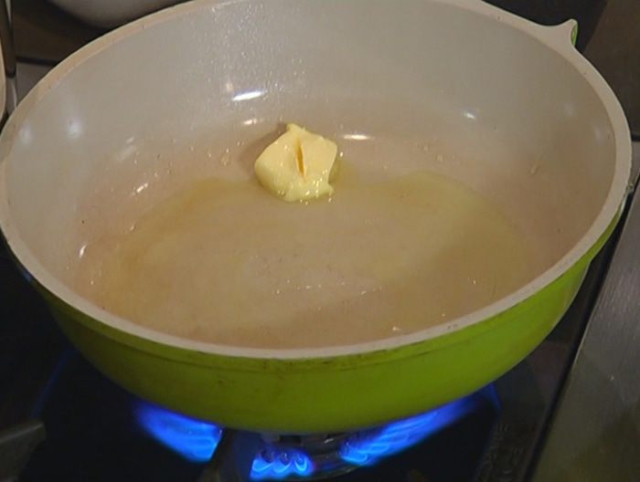 Жареный сулугуни с руколой и вяленой клюквой 