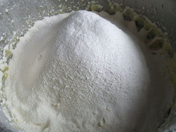 Цитрусовый кекс в шапочке из персиков и фундука