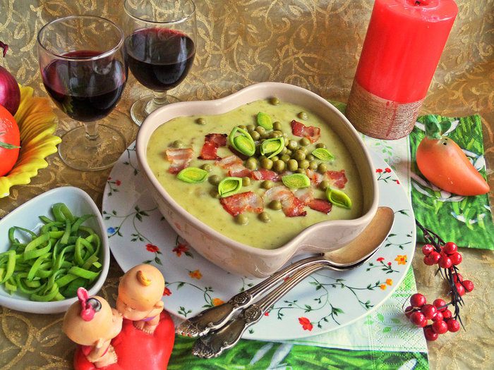 Суп-пюре картофельный с горошком и беконом