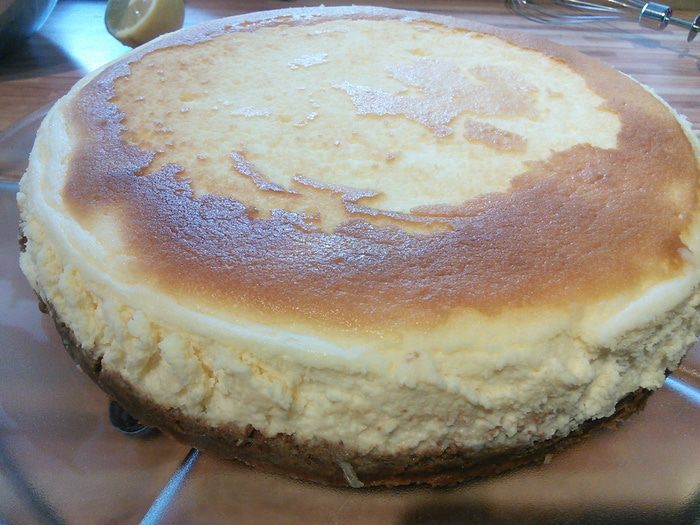 Кремовый чизкейк с клубничным соусом