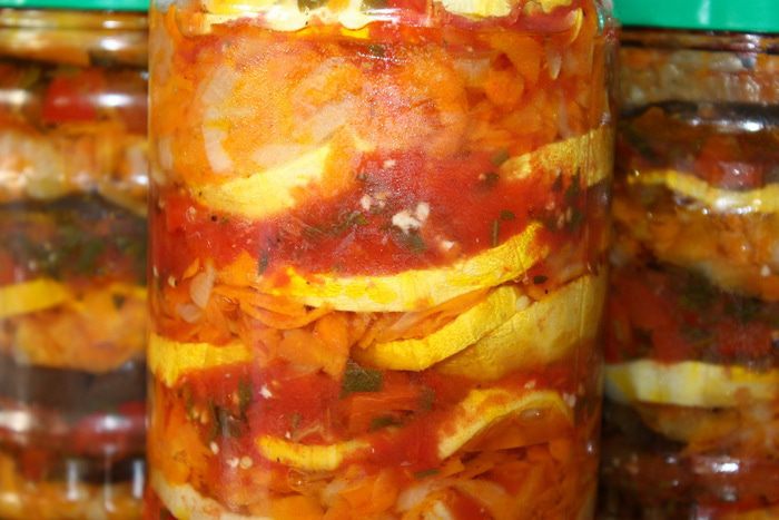 Консервированный салат из баклажанов с кабачками