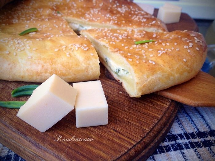 Лепешка из творожного теста с сыром и зеленью