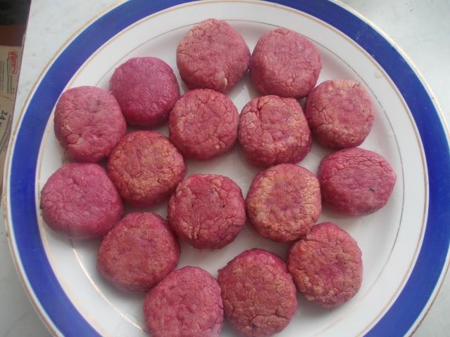 Розовые котлетки под сливочно-грибным соусом