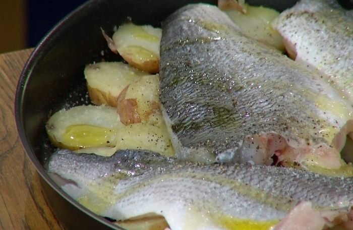 Дорада под соусом из винограда и тархуна