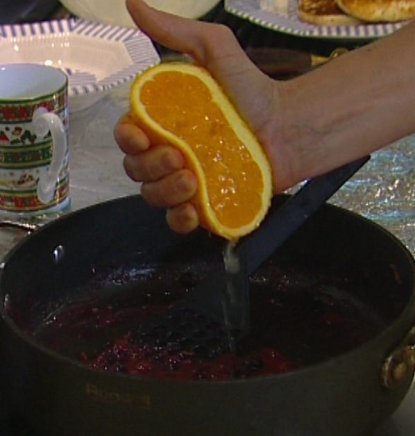Мороженое из козьего йогурта с ягодным соусом