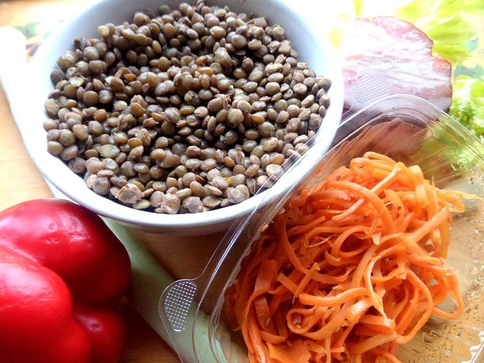 Чечевичный салат с овощами и маслинами