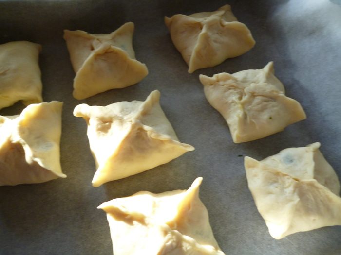 Пирожки с вкусом пиццы (из ленивого дрожжевого теста)