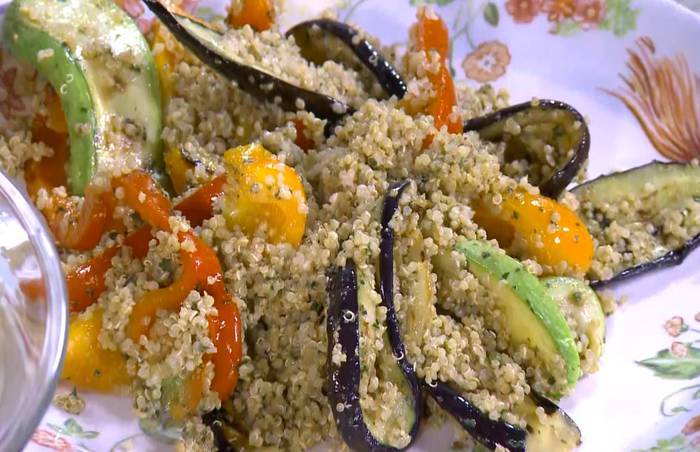 Киноа с жареными овощами и соусом песто 