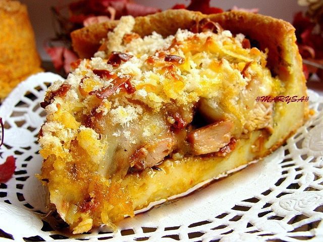Пирог с курицей, песто, вялеными помидорами и моцареллой