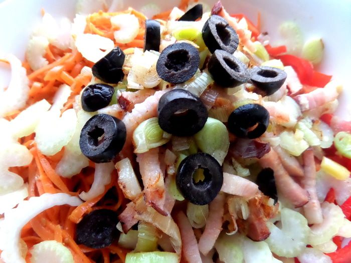 Чечевичный салат с овощами и маслинами