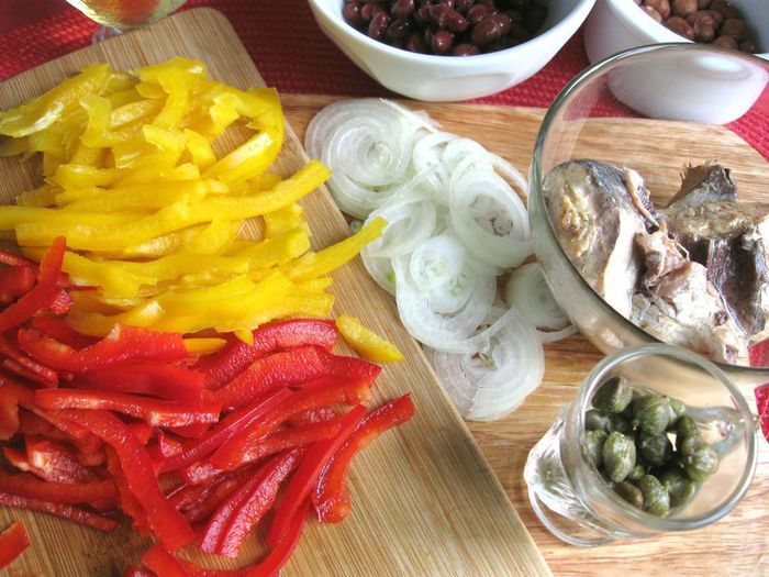 Салат с сардинами, фундуком и руколой