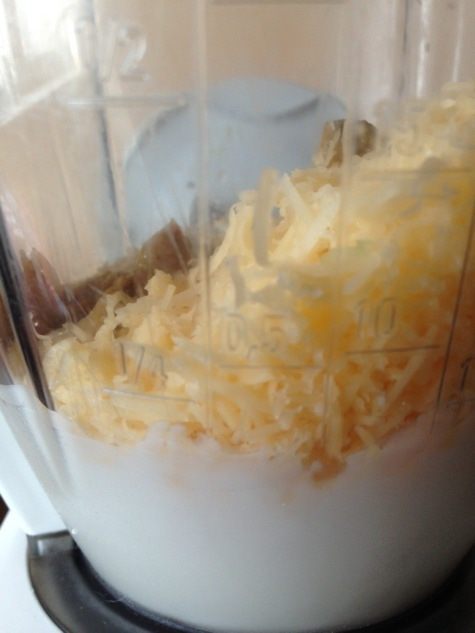 Салат с манго и креветками под сырным соусом