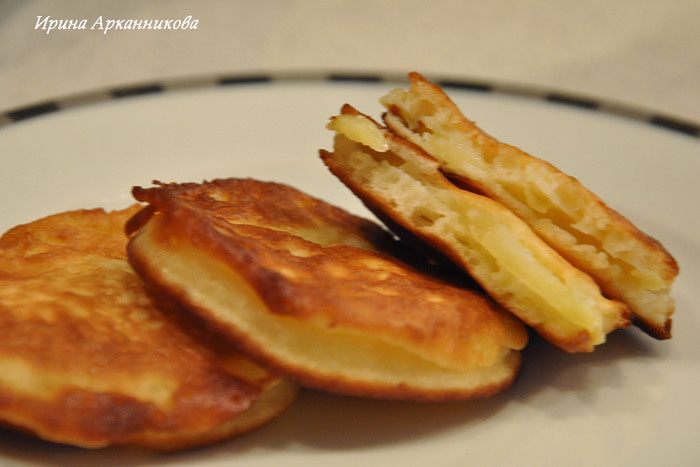 Яблоки в кефирном тесте