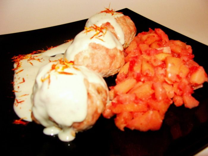 Котлеты из индейки с айвой под голубым соусом и шафраном