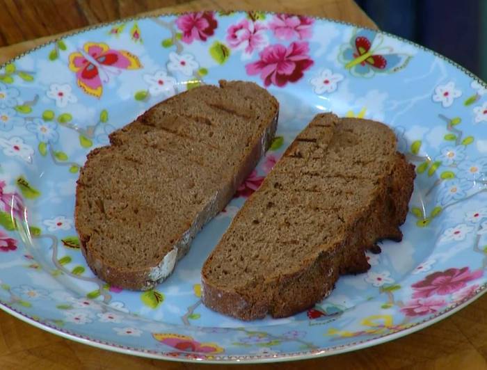 Брускетты с тунцом, анчоусами и яйцами пашот