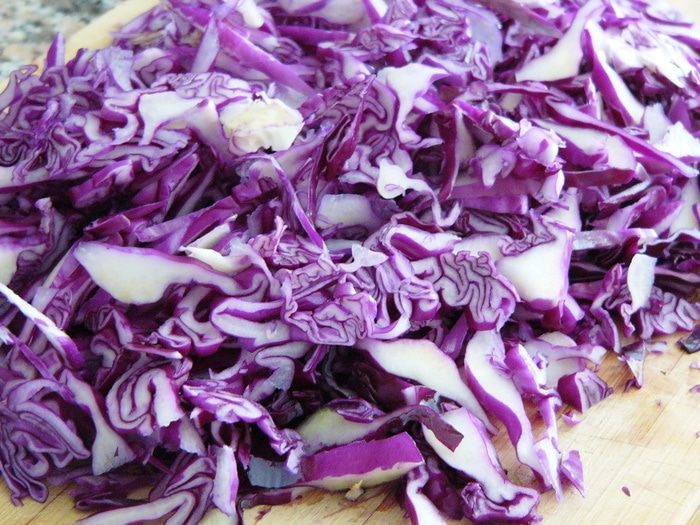 Салат из краснокочанной капусты с йогуртом и чесноком