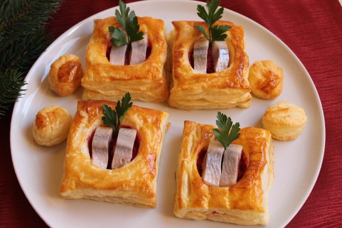 Волованы со свеклой и сельдью