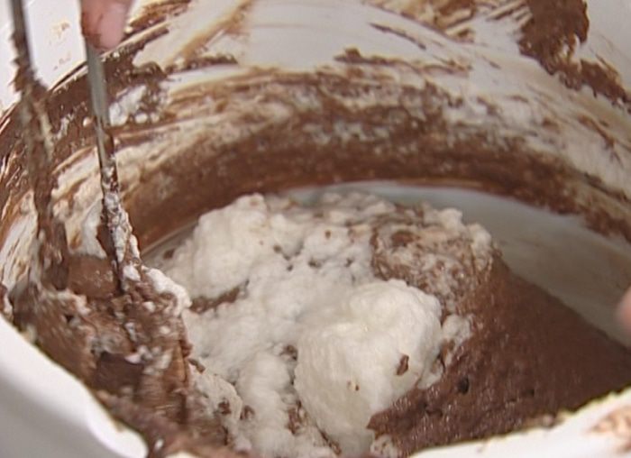 Шоколадный торт с грецкими орехами