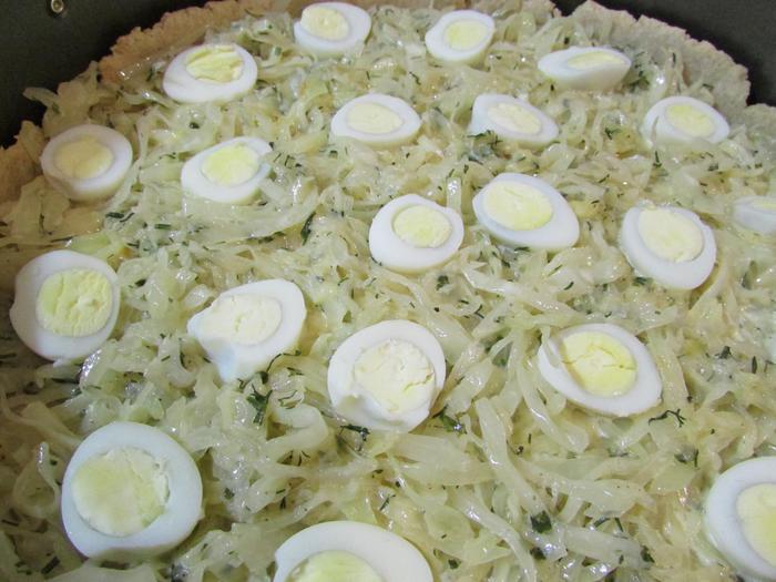 Киш из цельнозерновой муки с капустой и яйцом