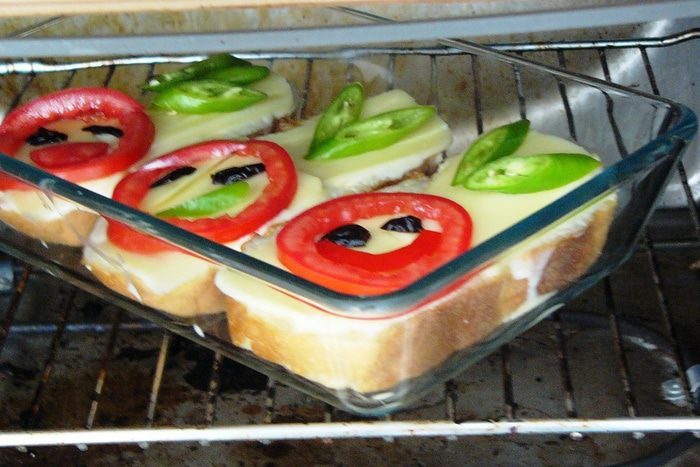 Запеченные бутерброды с йогуртом и помидорами