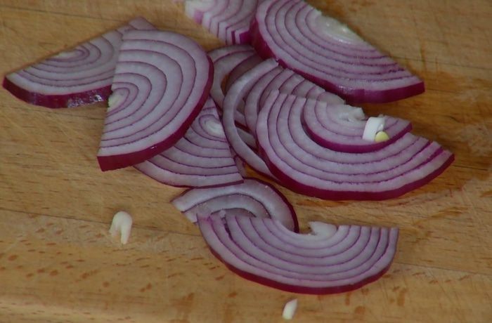 Оладушки из цукини с яйцами и карамелизированным луком 