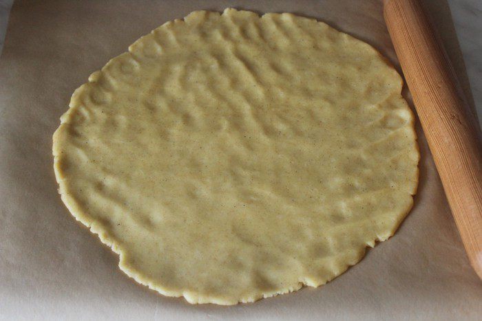 Галета с козьим сыром, запеченным чесноком, томатами и кукурузой