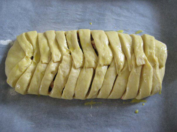 Плетенка с вишней и грецким орехом
