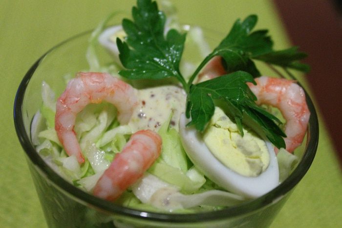 Салат с креветками и овощами