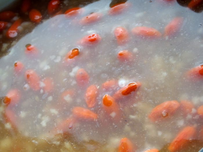 Сладкий суп с рисом, фруктами и ягодами