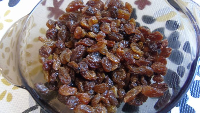 Сдобные булочки с изюмом в глазури 