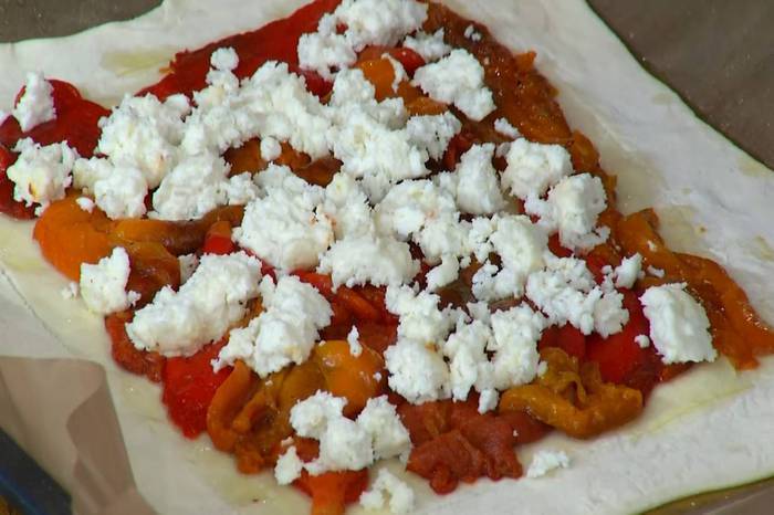 Пирог с козьим сыром и запеченным перцем 