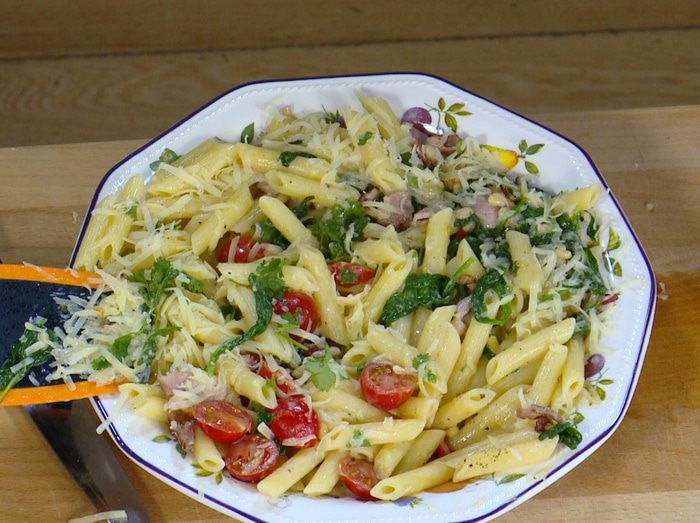 Паста с беконом, шпинатом и помидорами 