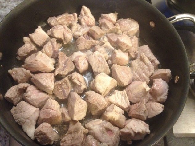 Мясо в сырном соусе с грибами