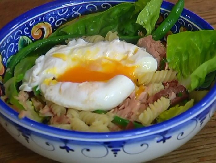 Салат Нисуаз с макаронами и яйцом пашот 