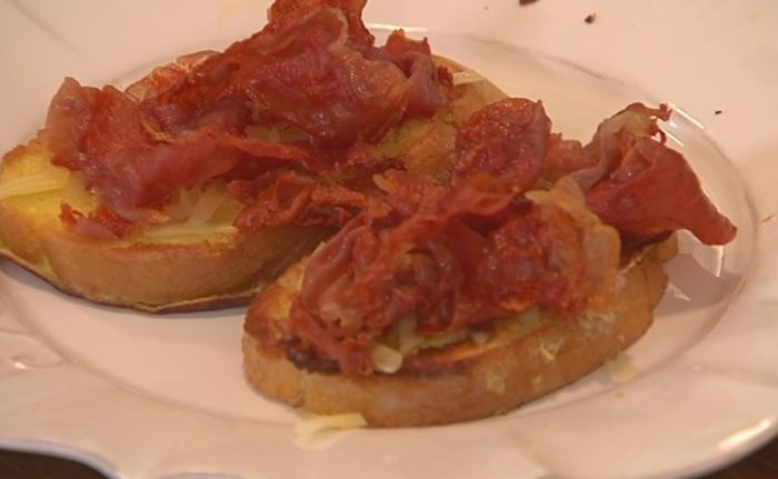 Французские гренки с прошутто и салатом из руколы 