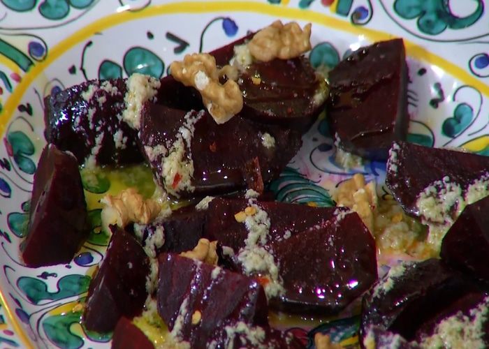 Весенний салат с молодой свеклой, орехами и малиной