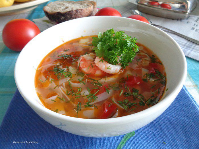 Средиземноморский суп с морепродуктами, рыбой и рисовой лапшой