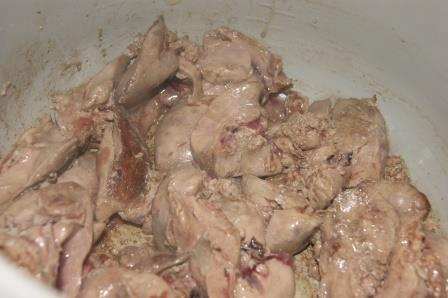 Куриная печень в медовом соусе со шпинатом