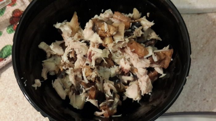 Слойки с сыром, курицей, грибами и соусом бешамель