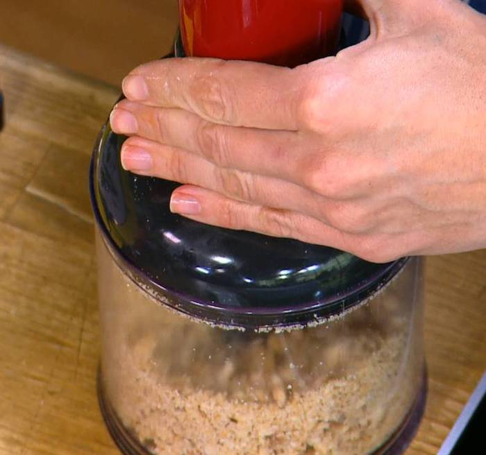 Грушево-сливовый крамбл с творогом и овсяными хлопьями 