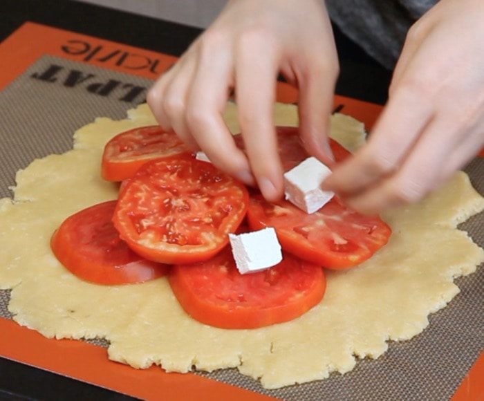 Галета с помидорами, базиликом и фетой