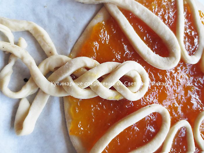 Пирог с начинкой из абрикосового джема (Фигурная выпечка - идея авторская)