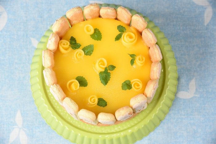 Шарлотта с манго