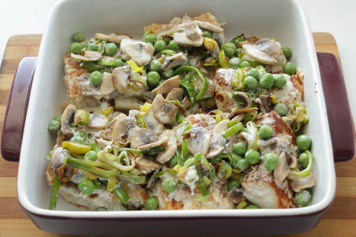 Запеченная треска с шампиньонами и горошком