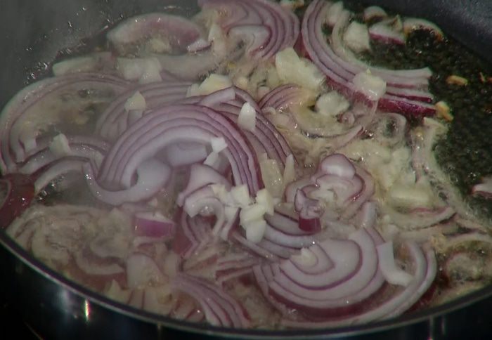 Яйца, запеченные с картофелем, грибами и шпинатом 
