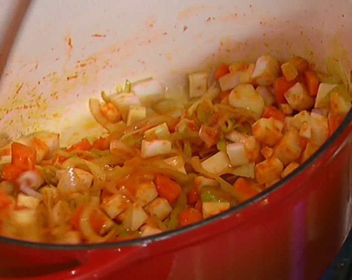 Овощной суп с курицей и яичной лапшой