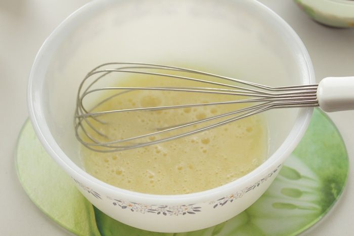 Мини-торт из черемуховых оладий с брусничным курдом